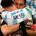 El emocionante abrazo de Messi a Emiliano. (Foto: @AFA/Selección/Argentina)