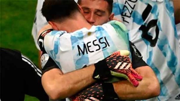 El emocionante abrazo de Messi a Emiliano. (Foto: @AFA/Selección/Argentina)