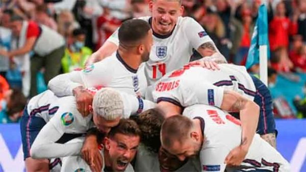 In glaterra en la final tras un penalti inexistente sobre Sterling. (Foto: @EURO2020)