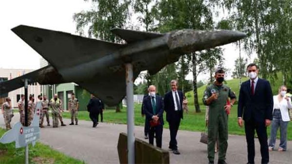 Sánchez en la visita a la base de la OTAN en Siauliai (Lituania). (Foto: LMG)
