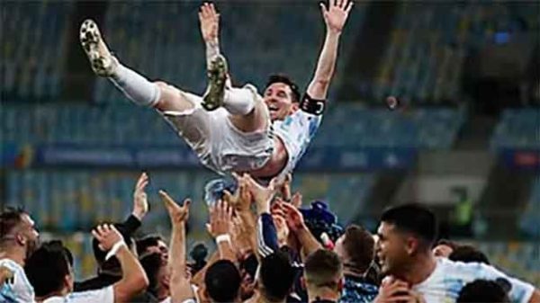 Messi manteado. La imagen icónica de la Copa América. (Foto: YouTube/Marti Smarti V2)