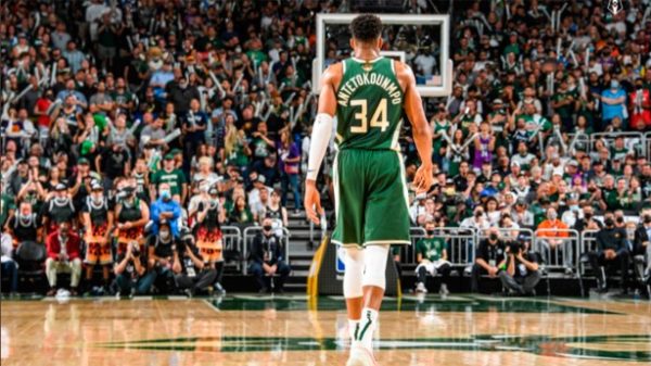 Espléndida noche de Giannis Antetokoumpo. La final sigue abierta. (Foto: @Bucks)