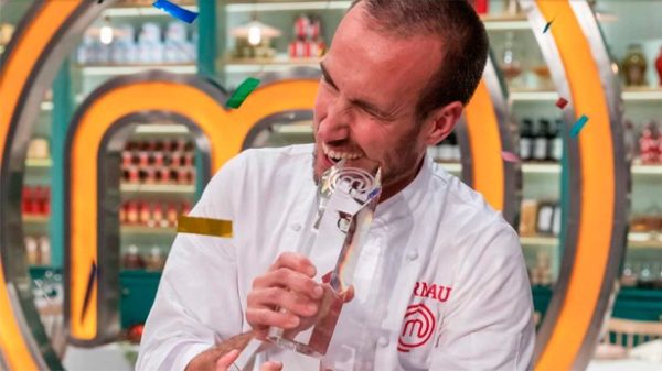 Arnau mordió su trofeo al más puro estilo de Nadal. (Foto: RTVE)