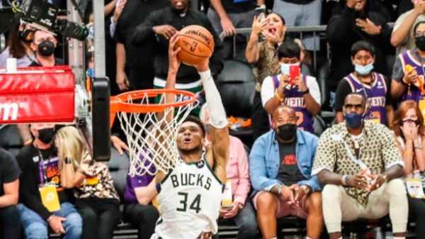 Giannis Antetokounmpo apretó con 32 puntos. (Foto: @Bucks)