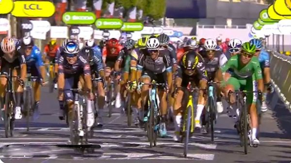 Wout van Aert se apuntó la victoria en los Campos Elíseos. (Foto: @LeTour)