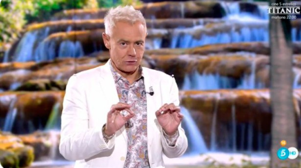 Jordi González anunció la final en dos partes de Supervivientes: el miércoles y el viernes. (Foto: Telecinco)