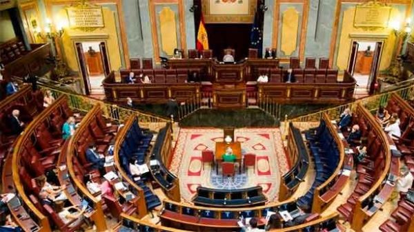 Las concesiones de Montero salvan la aprobación del decreto de los interinos. (Foto: @Congreso)