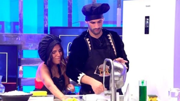 Isa y Asraf prepararon cena para sus ilustres invitados. (Foto: Telecinco)