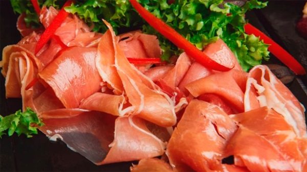 Lonchas de jamón serrano para un plato fresco y lucido. (Foto: OdinReyna)