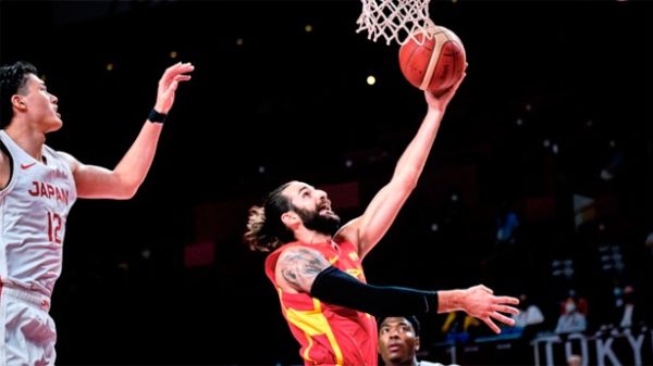 Ricky Rubio hizo una vez magia con la selección. (Foto_ @BaloncestoESP)