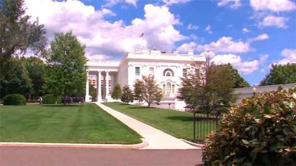 Acuerdo en la Casa Blanca para la retirada militar de Irak. (Foto: Al Yazira)