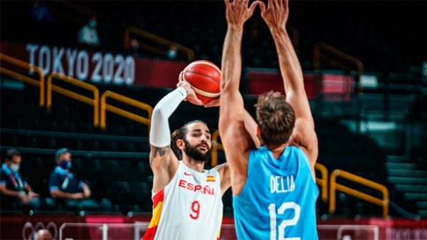 Ricky se echó de nuevo el equipo a la espalda. (Foto: @COE_es)