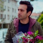 Las flores de Demir para Candal acabaron en un contenedor. (Foto: Antena 3)