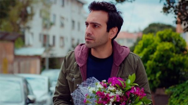 Las flores de Demir para Candal acabaron en un contenedor. (Foto: Antena 3)