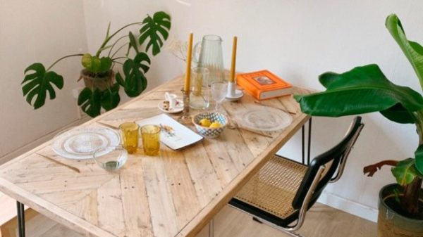 Es muy recomendable limpiar diariamente los muebles de madera natural. (Foto: Pixabay)