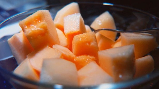 Dados de melón helado que se mezclarán con otras frutas. (Photo by Yeh Xintong on Unsplash)