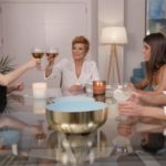 Terelu agasaja a sus invitados en la segunda entrega. (Foto: Telecinco)