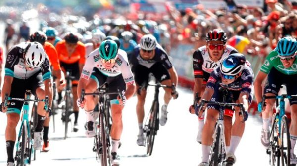 Fue necesaria la foto finish para determinar al ganador. (Foto: @LaVuelta/Twitter)