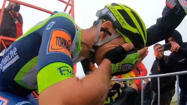 El ciclista estonio se emocionó y rompió a llorar tras su triunfo. (Foto; @LaVuelta)