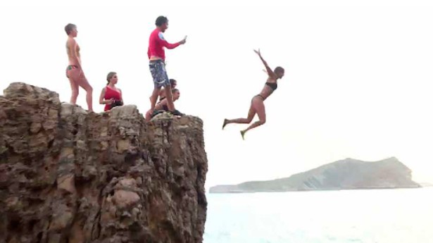 Saltar desde un acantilado en Ibiza. (Foto: RTVE)