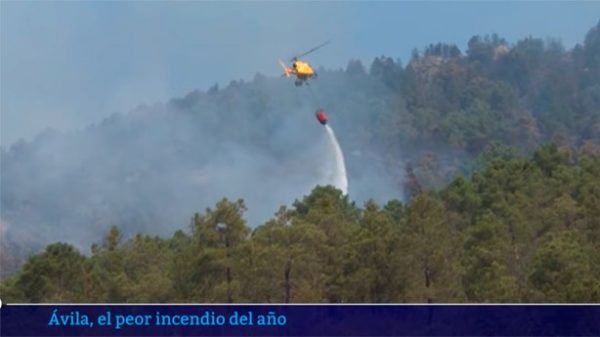 Hay treinta medios aéreos trabajando en el incendio forestal de Navalacruz. (Imagen: captura RTVE)