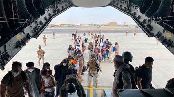 El primer avión enviado por España a Kabul aterriza en Dubái con 53 españoles y colaboradores afganos. (Foto: @MinisterioDefensa)