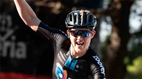 Storer se asoma triunfal al Balcón de Alicante y la Vuelta pierde a Valverde. (Foto: @LaVuelta)
