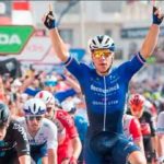Jakobsen vuela en La Manga. (Foto: @LaVuelta)