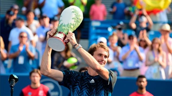 Zverev alza el peculiar trofeo de Cincinnati. (Foto: @cincytennis)
