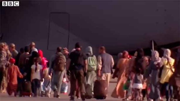 Evacuación sin tregua en el aeropuerto de Kabul. (Foto: BBC)