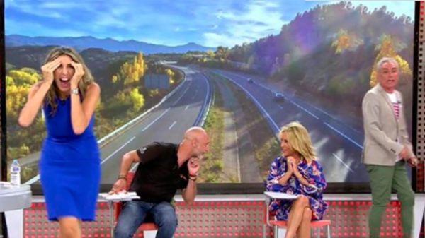 El test de autoescuela a Lydia Lozano en Sálvame. (Foto: Telecinco)