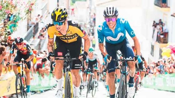 Tremenda batalla en el muro de Valdepeñas. (Foto: @LaVuelta21))