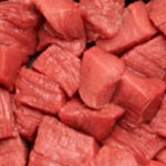 La carne debe de estar cortada en tacos de igual tamaño. (Foto: UN)