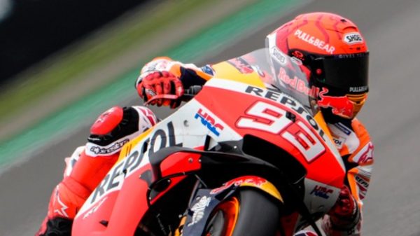 Marc Márquez lidera la FP1 pese a su fea caída. (Foto: @marquez93)