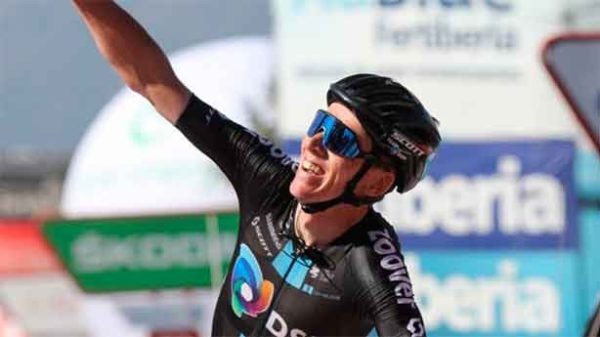 El francés Romain Bardet triunfa en Pico Villuercas. (Foto: @LaVuelta)