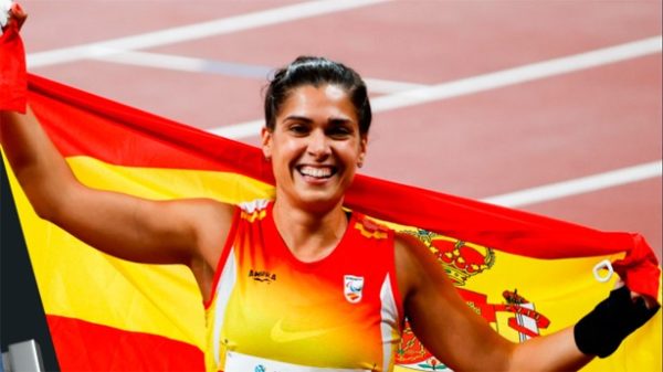 Miriam Martínez celebró su plata con orgullo y alegría. (Foto: @paralímpicos)