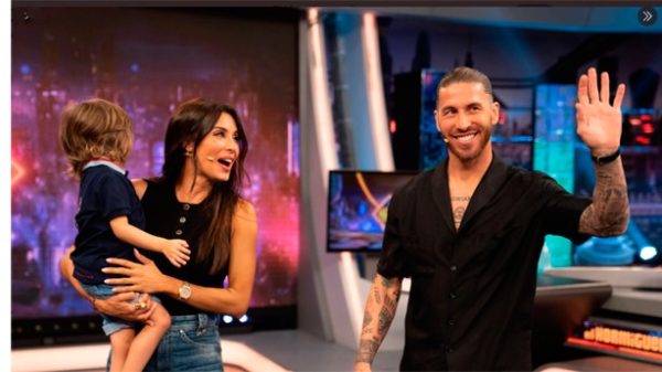 Sergio Ramos y uno de sus hijos le dieron la sorpresa a Pilar Rubio. (Foto: Antena 3)