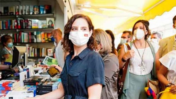 Isabel Díaz Ayuso en la Feria del Libro de Madrid. (Foto: @IsabelDíazAyuso)
