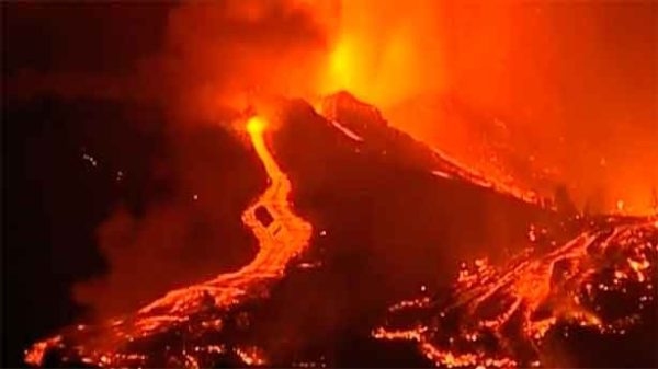 Imagen impresionante del avance de la lava en La Palma.