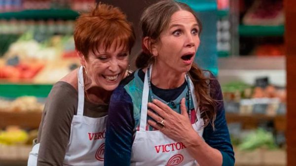 Verónica Forqué y Victoria Abril en los fogones de MasterChef. (Foto: RTVE)