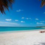 La inmensa y blanca playa de Punta Cana en República Dominicana. (Foto: travelhub.com)