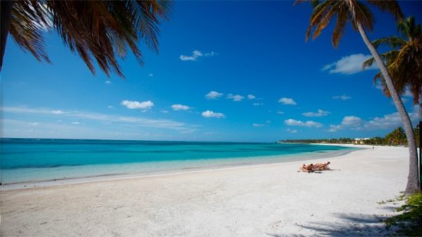 La inmensa y blanca playa de Punta Cana en República Dominicana. (Foto: travelhub.com)