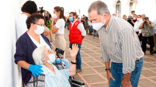 El Rey transmitió el cariño de todos los españoles a los evacuados por el volcán. (Foto: @casareal)