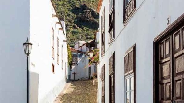 Hacer una ruta a pie es la mejor forma para descubrir las callejuelas de Garachico