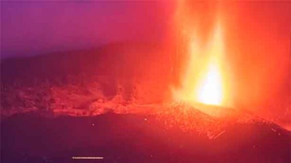 El volcán entra en fase explosiva extrema. en La Palma. (Foto: 24h/RTVE)