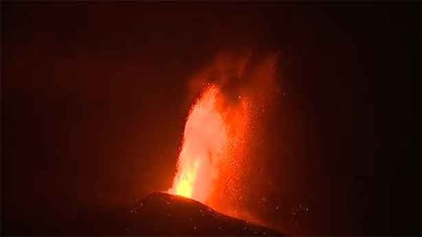 Se rompe el cono del volcán de La Palma y deja una colada enorme en dirección al mar. (Foto: 24h/RTVE)