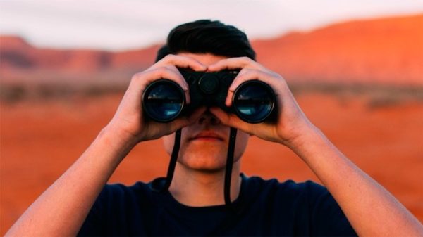 El que espía escucha lo que le desagrada. (Foto: Pixabay)