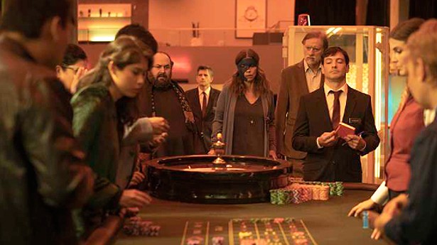 Ana se adentrará en el casino para averiguar qué le pasó a su hermano. (Foto: RTVE)