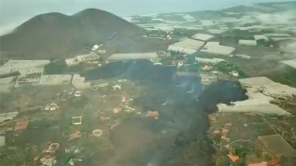 Avance de la lava hacia el mar filmado por un dron de la UME. (Imagen: @tiempobrasero)