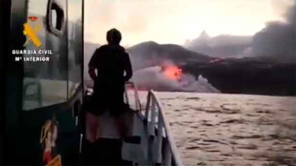 La lava al llegar al mar. (Foto: Guardia Civil)